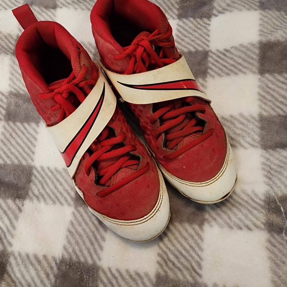 Boys size 5Y red Nike cleats - Picture 1 of 2